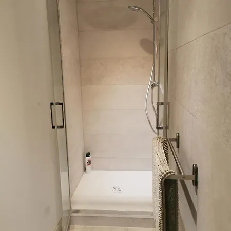 - Апартаменти *